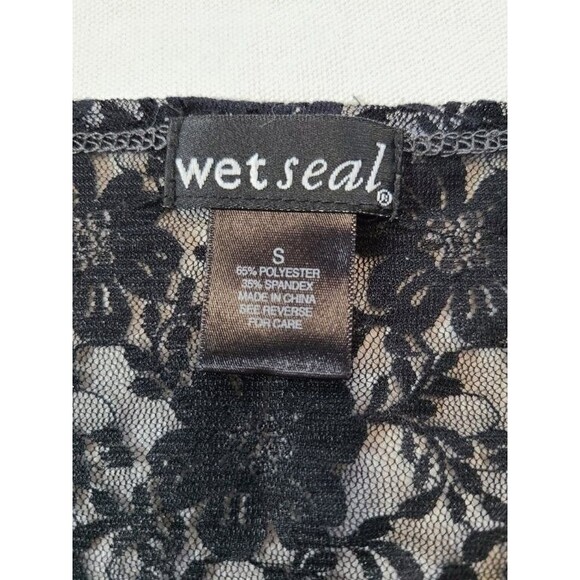 Wet Seal Gray Lace Back Tee Size S Purple Floral V-Neck Stretch Casual Top - Picture 7 of 7